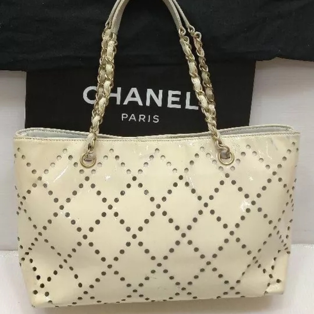 CHANEL CC PERFORATED PATENT LEATHER TOTE - Picture 2 of 11